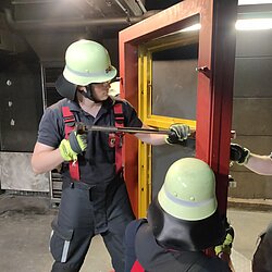 Einsatz des Halligan-Tools mit der Axt, Türaußenseite