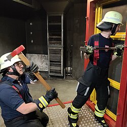 Einsatz des Halligan-Tools mit der Axt, Türaußenseite